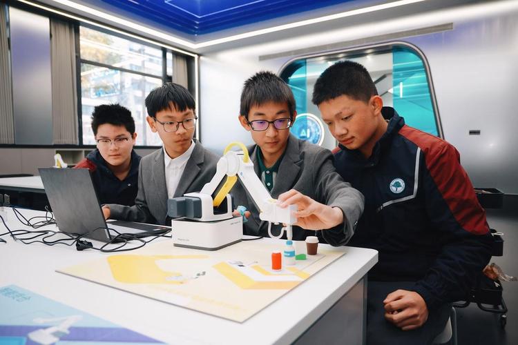 杭州市富阳区永兴学校初中部学生在"机械格物教室",使用"微型工业4